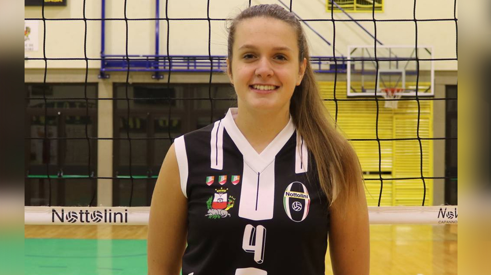 foto ragazza in tenuta da pallavolo